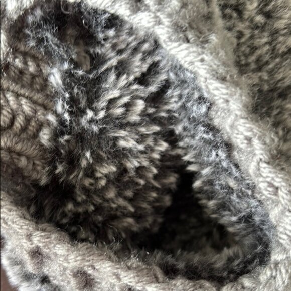 Cozy Gray Knit Pom-Pom tuque for babies - Picture 4 of 4